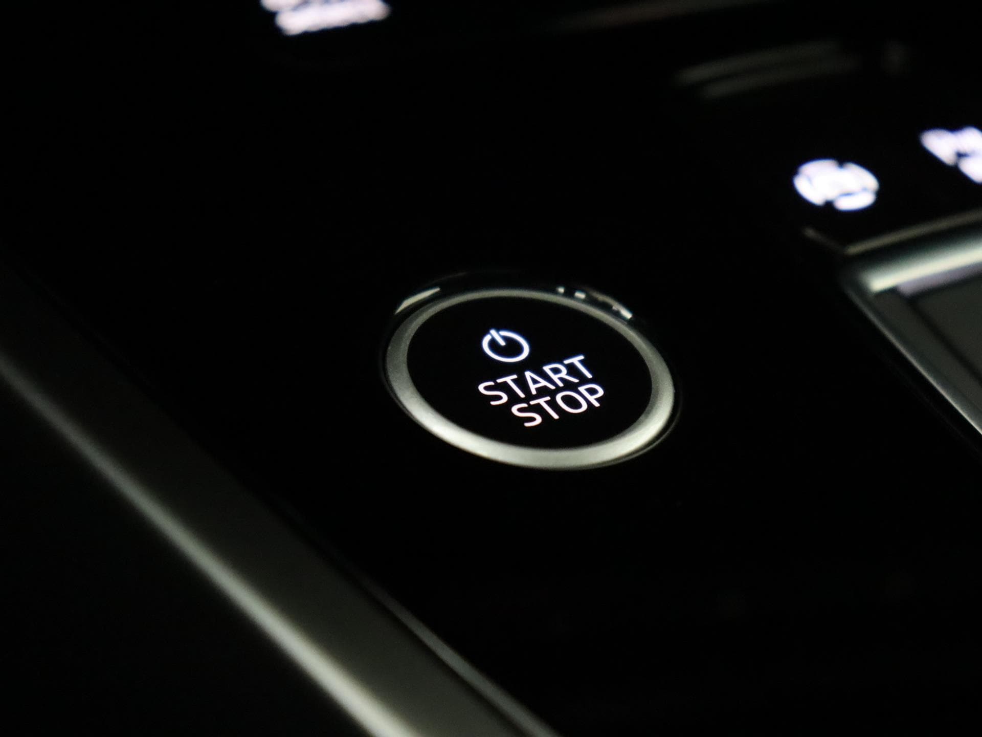 Audi Q4 Sportback e-tron 40 Advanced edition 77 kWh 204 PK | Demo | Navigatie | Camera | Parkeersensoren | Stoelverwarming | Dodehoek sensor | Adaptive cruise control  3-Zone Climate Control | LED |