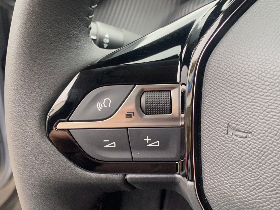 Peugeot e-2008 EV Allure Pack 50 kWh | 3 Fase | LED | Bluetooth | Apple Carplay | PDC | Camera