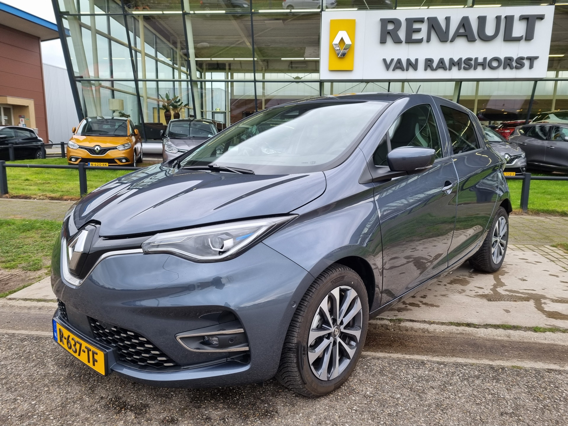 Renault Zoe E-Tech Electric R135 Intens 50 kWh (KoopBatterij) CCS-SNELLADER! / incl. BTW / excl. Overheidssubsidie / Navi / Camera / Bluetooth / Parkeersensoren V A / LM Velgen /
