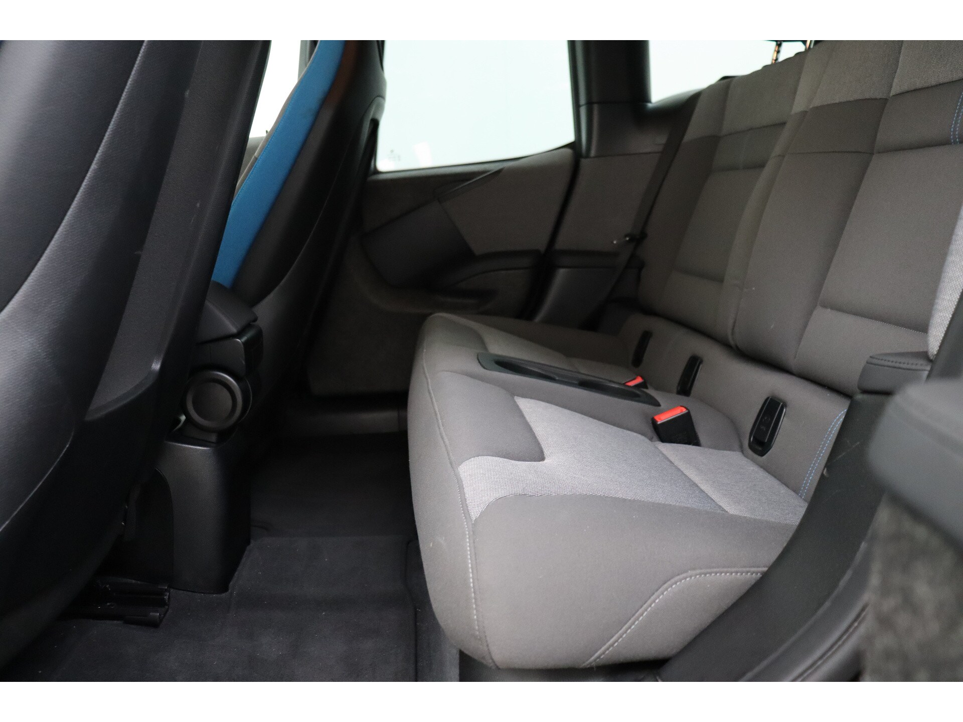 BMW i3 S iPerformance 94Ah 33 kWh / Stoelverwarming / Cruise Control / Navigatie / Multifunctioneel stuurwiel