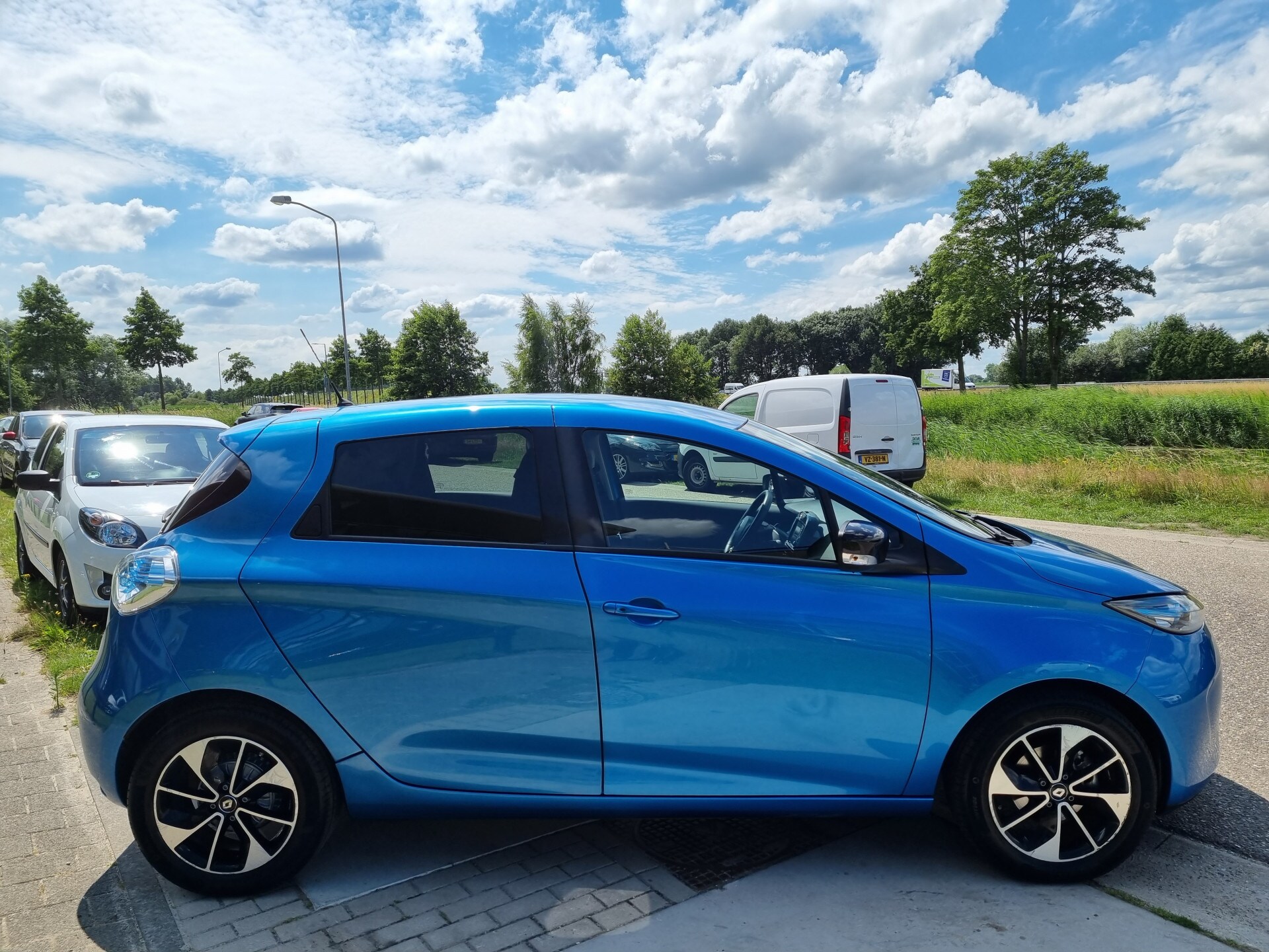 Renault Zoe E-Tech Electric R90 Intens 41 kWh (AccuHuur) incl. BTW excl. Overheidssubsidie / TREKHAAK / Cruise / Climate / R-link Navi / Keyless entry / Parkeersensoren A / Achteruitrijcamera