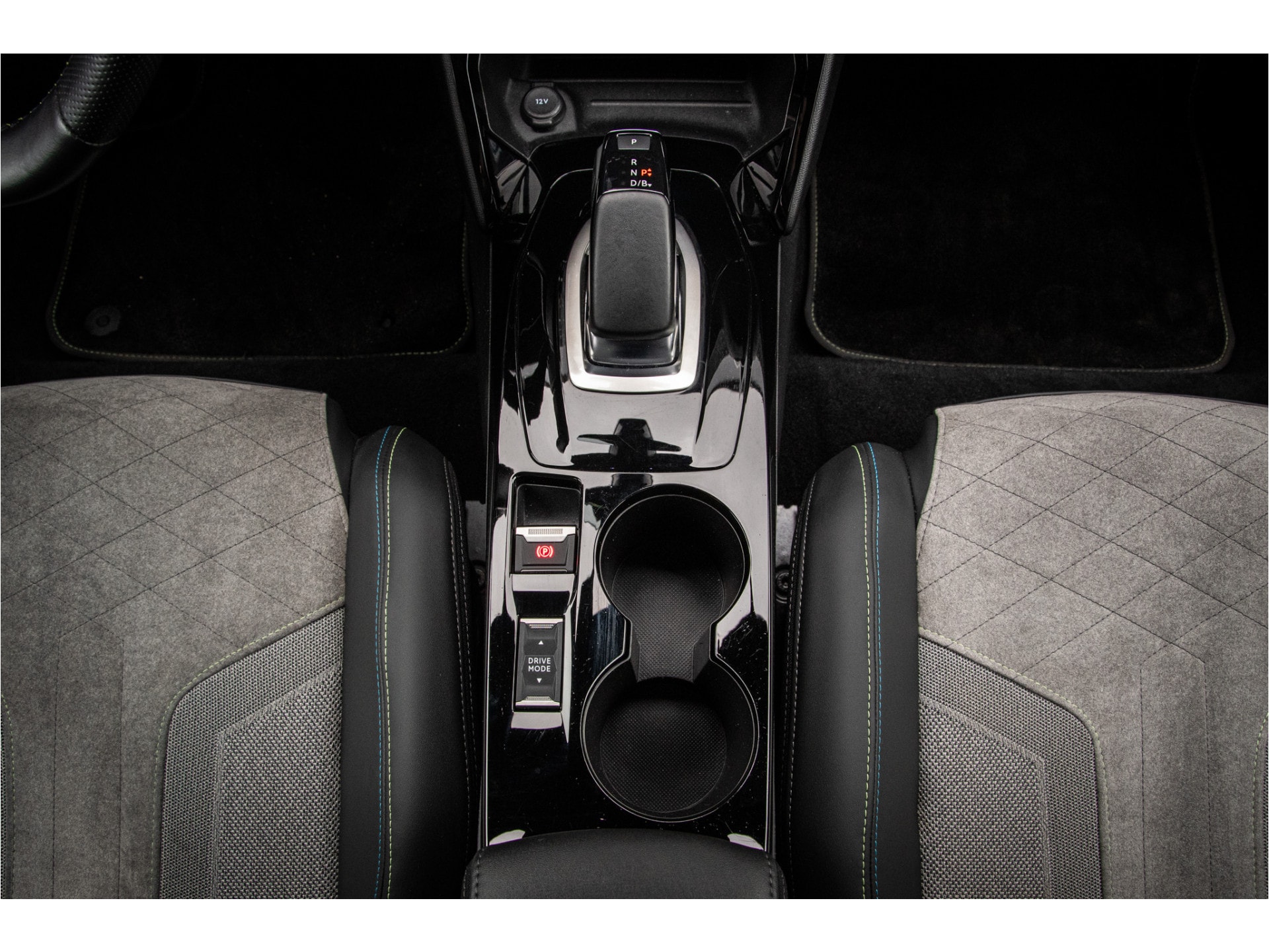 Peugeot e-2008 EV GT 50 kWh – 3D NAVIGATIE – Leder/alcantara