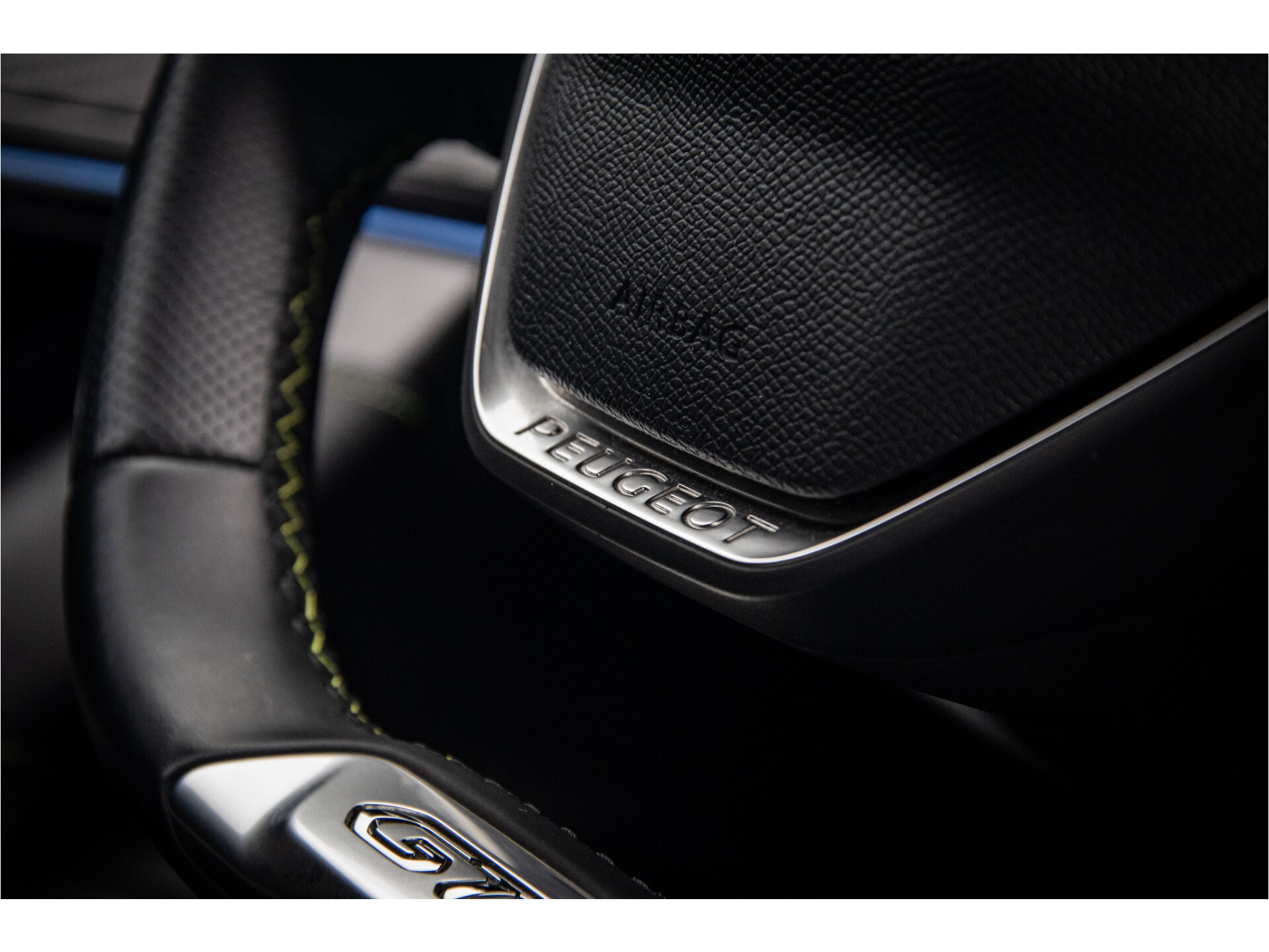 Peugeot e-2008 EV GT 50 kWh – 3D NAVIGATIE – Leder/alcantara