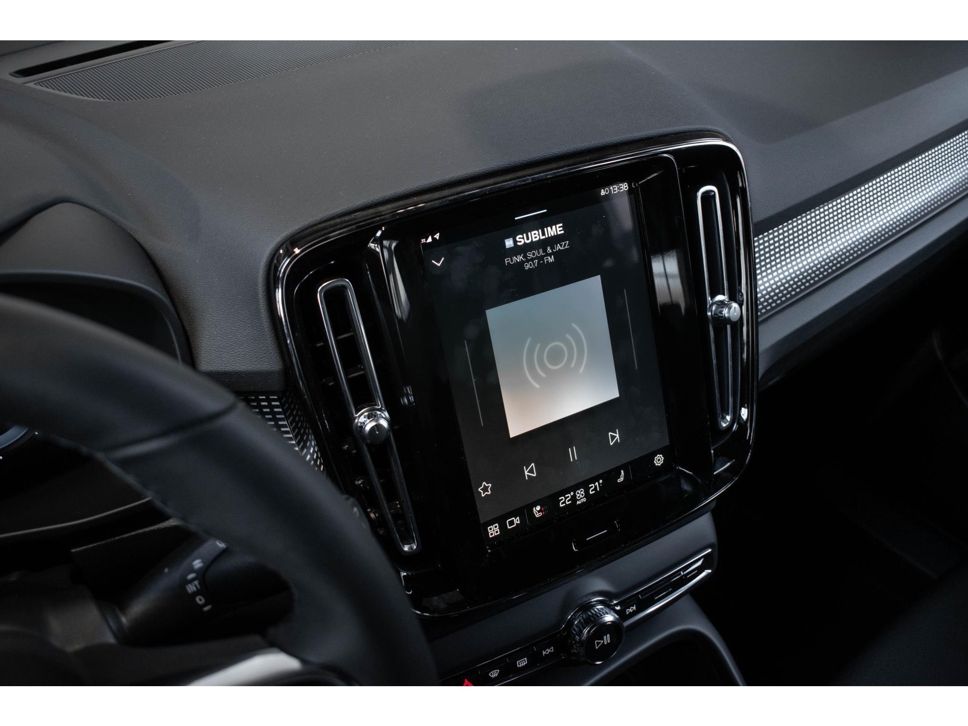 Volvo XC40 Recharge Pure Electric Plus | Parkeerverwarming | Volvo on Call | 20″Lichtmetalen velgen | Parkeercamera | Alarmklasse 3 | Adaptieve Cruise Control | Park Assist voor en achter | Semi elektrisch wegklapbare trekhaak