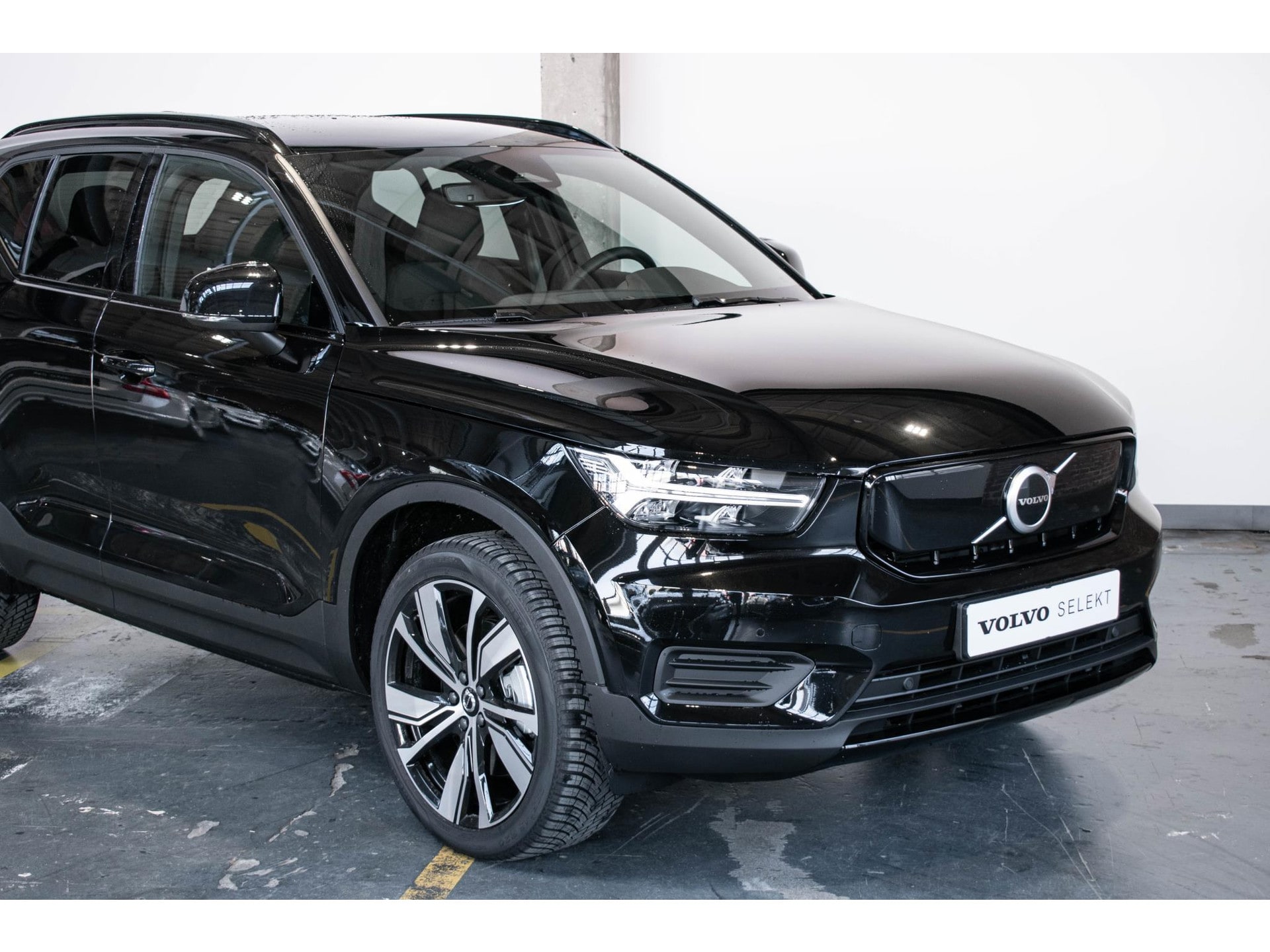 Volvo XC40 Recharge Pure Electric Plus | Parkeerverwarming | Volvo on Call | 20″Lichtmetalen velgen | Parkeercamera | Alarmklasse 3 | Adaptieve Cruise Control | Park Assist voor en achter | Semi elektrisch wegklapbare trekhaak