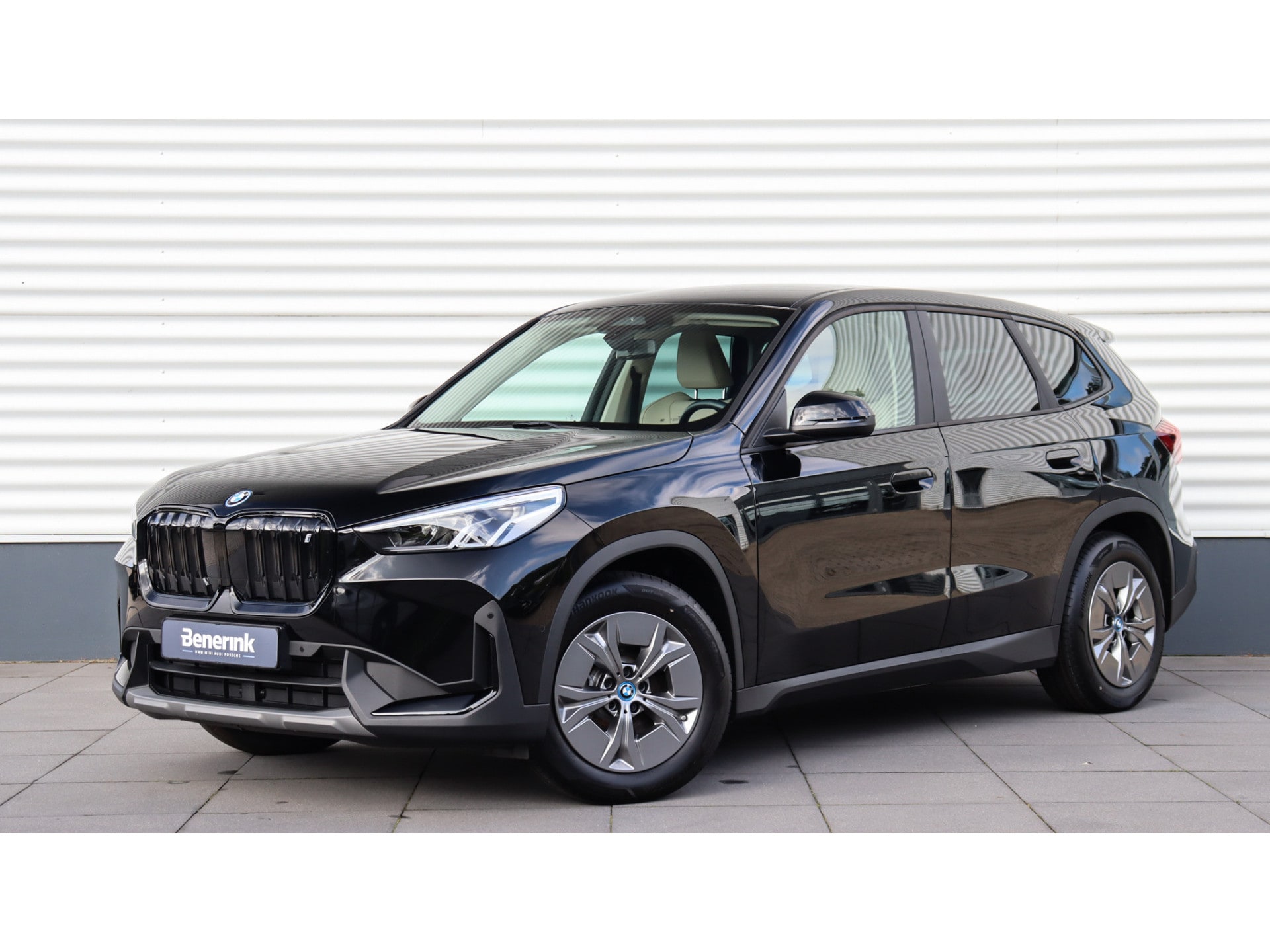 BMW iX1 xDrive30 Launch Edition | Achteruitrijcamera | Widescreen | Leder