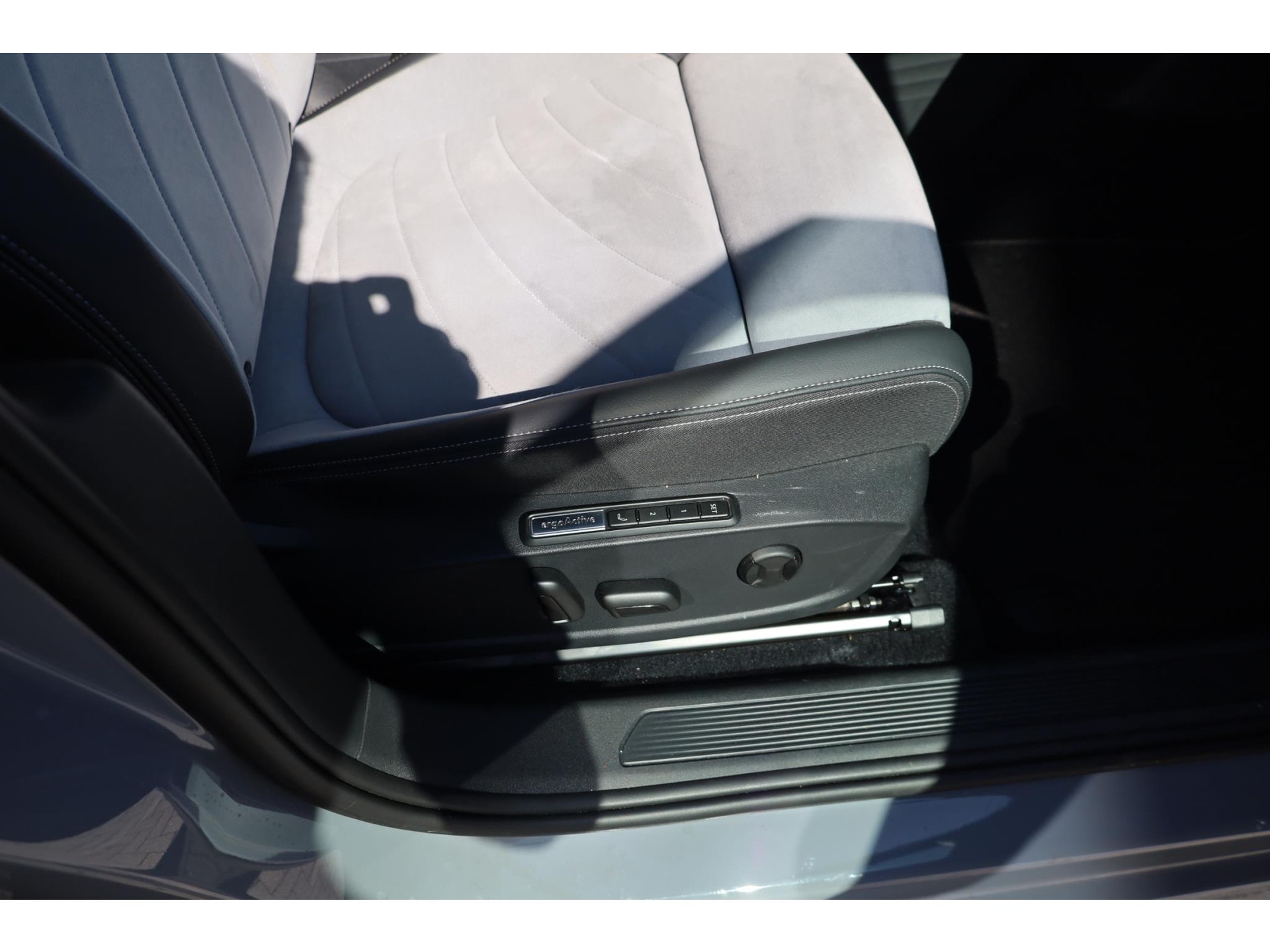 Volkswagen ID.3 Pro 58 kWh Ergo stoelen elektrische verstelbaar LED matrix 18″ LMV area view rondom zicht camera discover pro + head up display en audio premium 6 + 1 speaker privacy glas side assist park assist leder alcantara bekleding keyless entry nieuwprijs ruim € 48.000,-