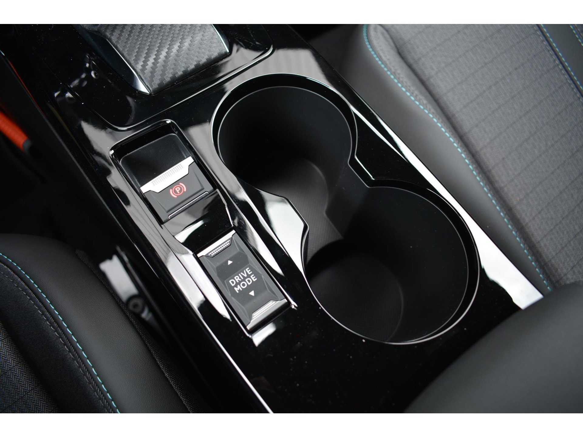 Peugeot e-2008 EV Allure Pack 50kWh 136pk | Navigatie | Apple Carplay/Android Auto | Bluetooth | Achteruitrijcamera