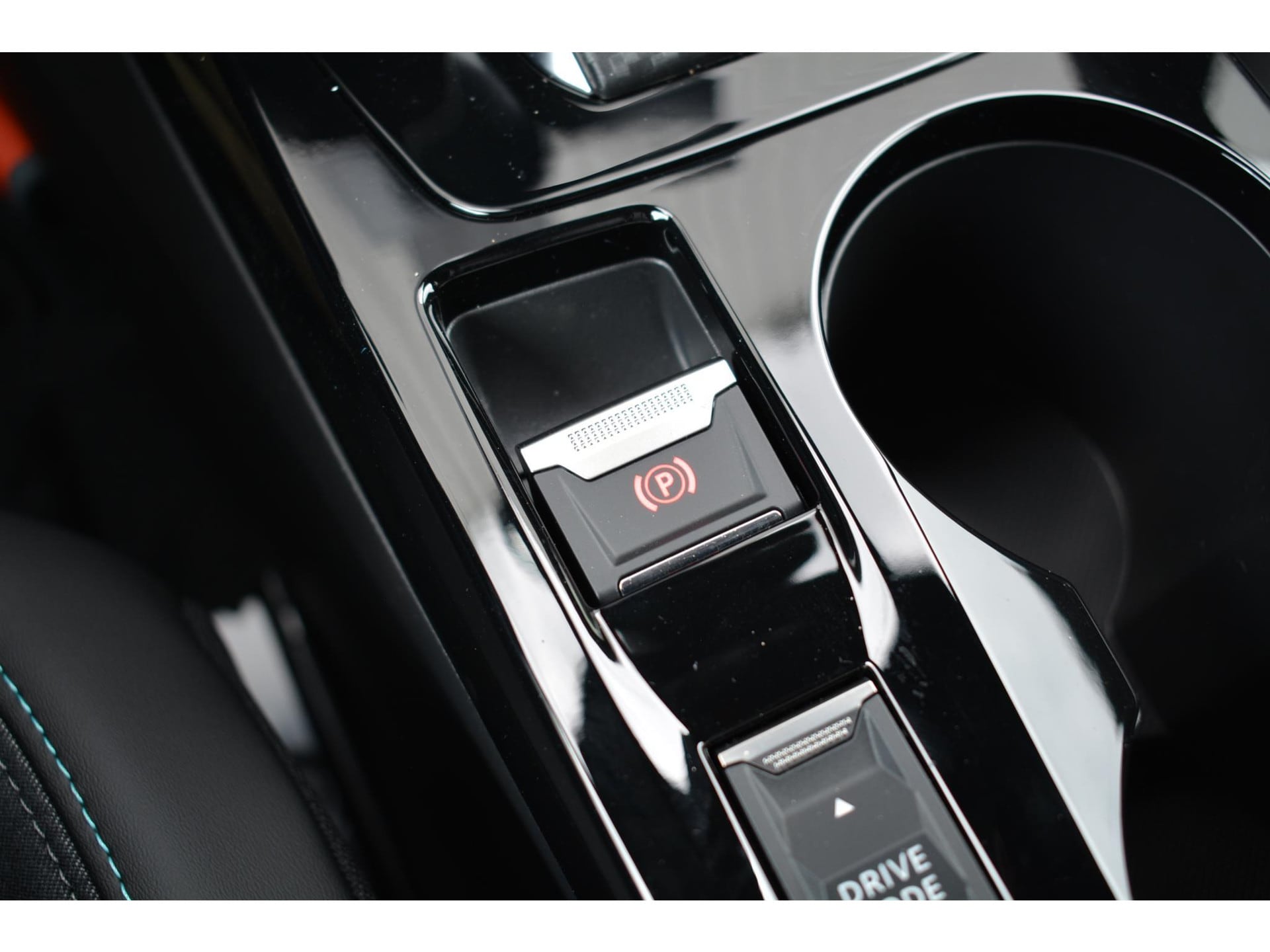 Peugeot e-2008 EV Allure Pack 50kWh 136pk | Navigatie | Apple Carplay/Android Auto | Bluetooth | Achteruitrijcamera