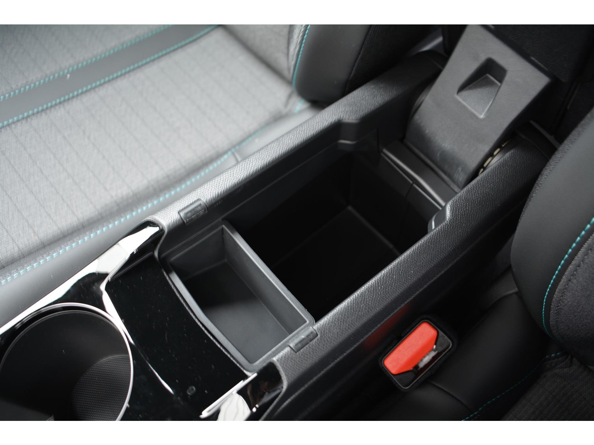 Peugeot e-2008 EV Allure Pack 50kWh 136pk | Navigatie | Apple Carplay/Android Auto | Bluetooth | Achteruitrijcamera