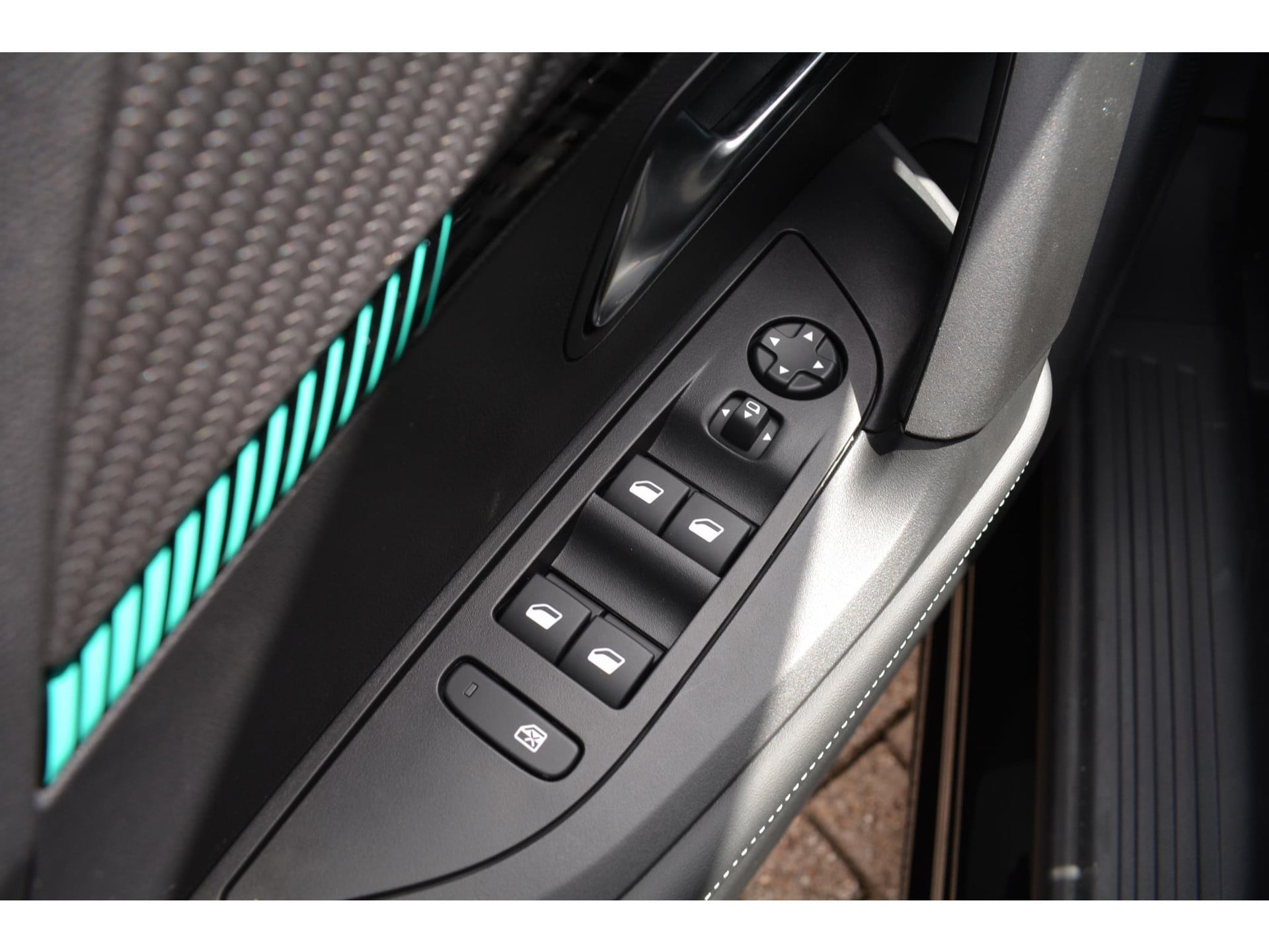 Peugeot e-2008 EV Allure Pack 50kWh 136pk | Navigatie | Apple Carplay/Android Auto | Bluetooth | Achteruitrijcamera