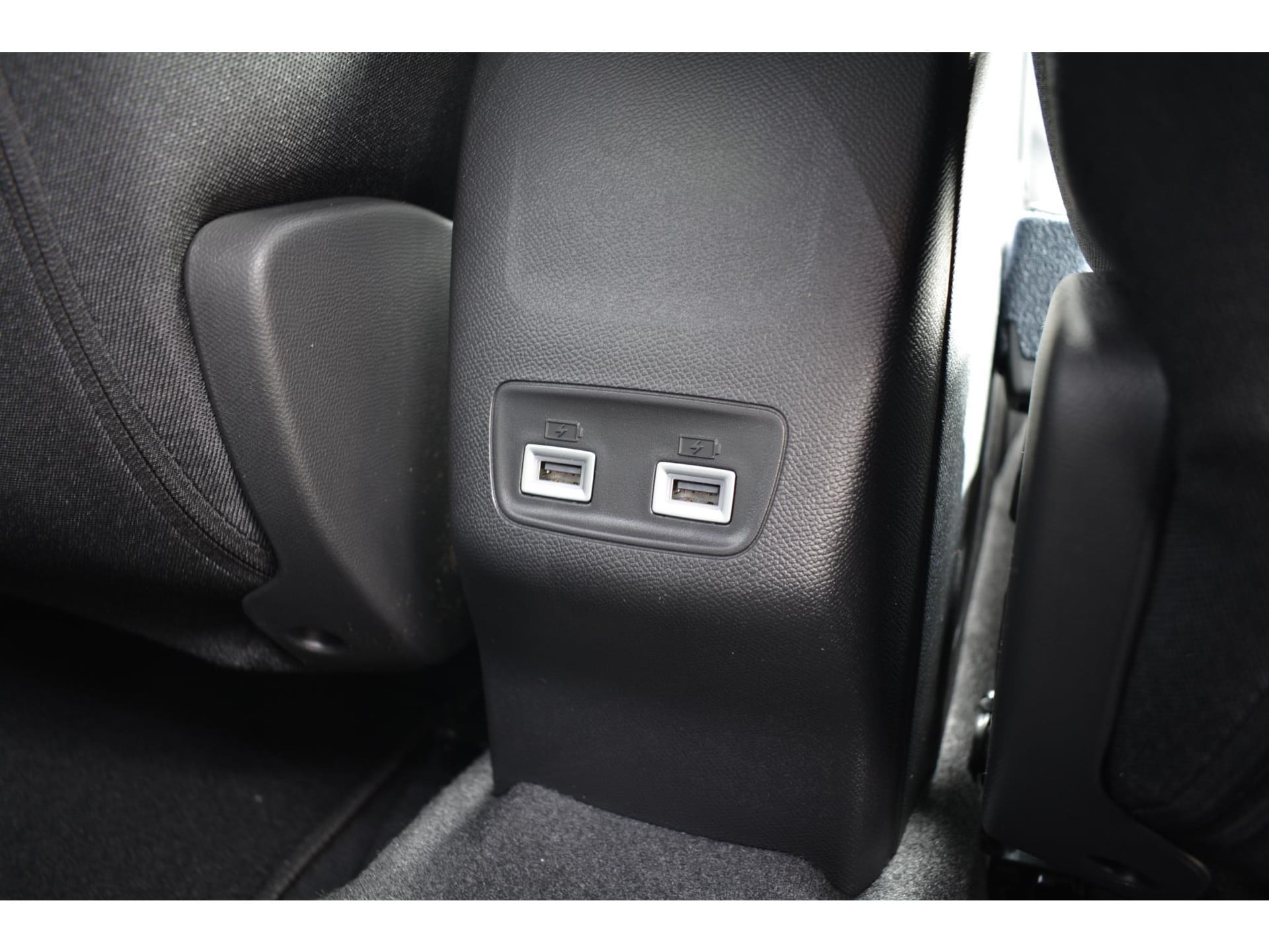 Peugeot e-2008 EV Allure Pack 50kWh 136pk | Navigatie | Apple Carplay/Android Auto | Bluetooth | Achteruitrijcamera