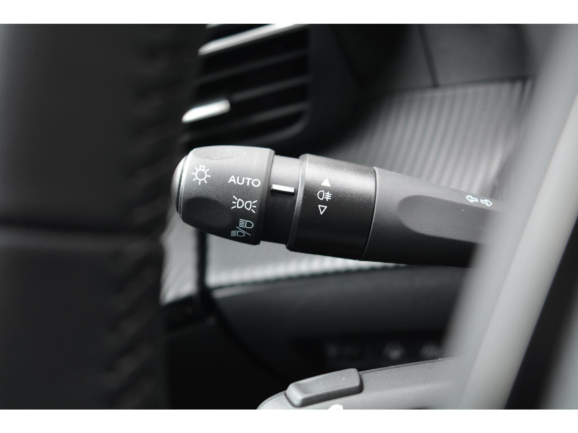 Peugeot e-2008 EV Allure Pack 50kWh 136pk | Navigatie | Apple Carplay/Android Auto | Bluetooth | Achteruitrijcamera