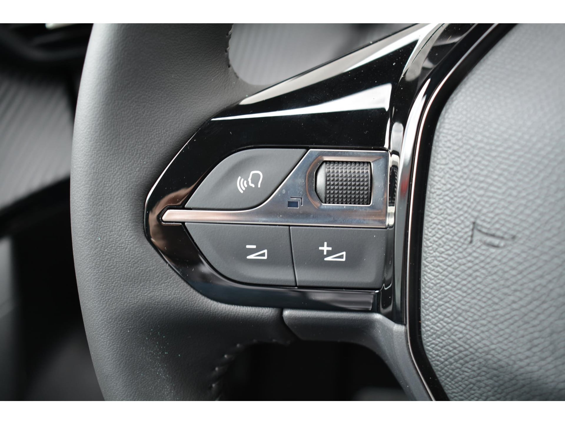 Peugeot e-2008 EV Allure Pack 50kWh 136pk | Navigatie | Apple Carplay/Android Auto | Bluetooth | Achteruitrijcamera