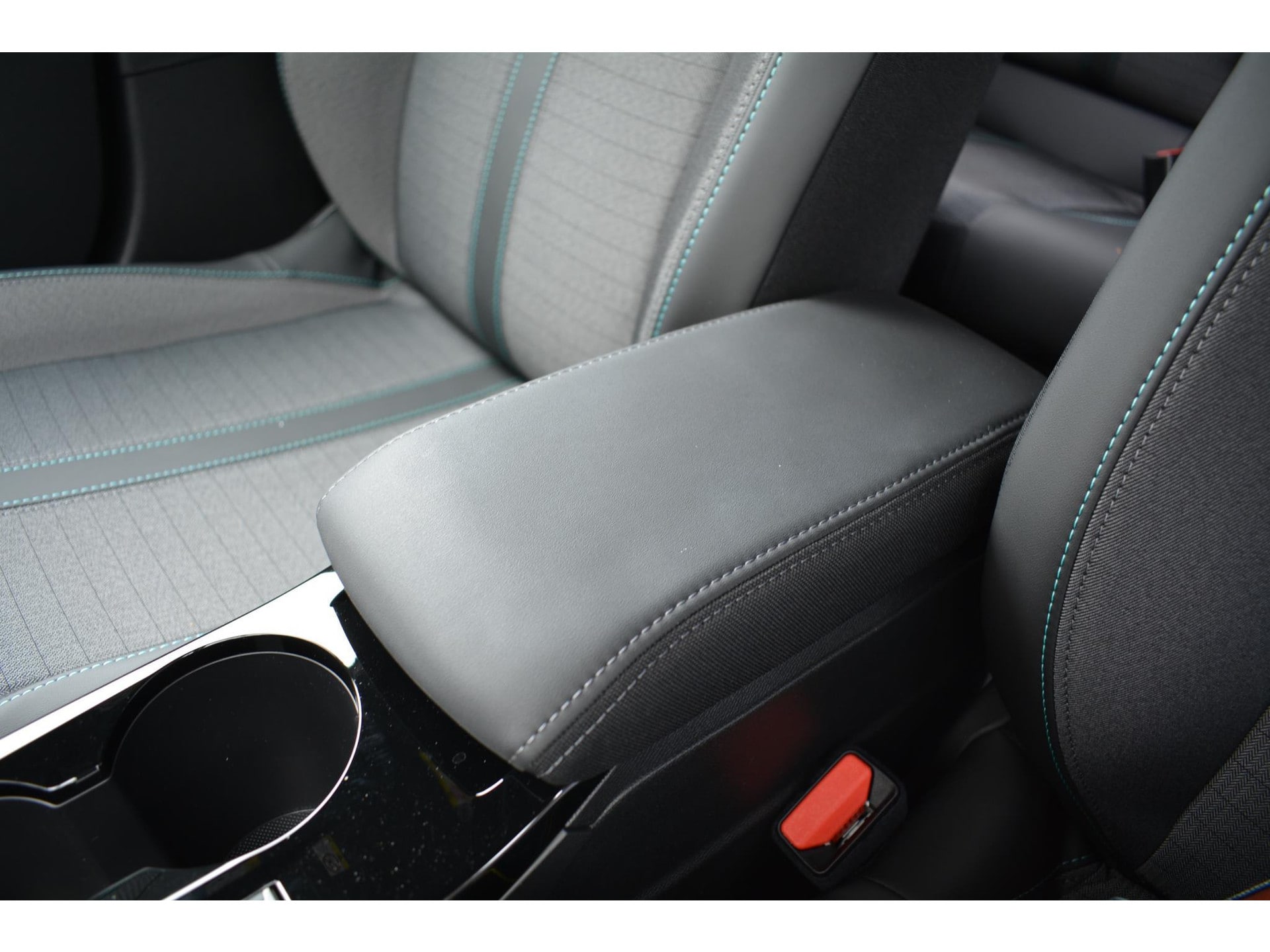 Peugeot e-2008 EV Allure Pack 50kWh 136pk | Navigatie | Apple Carplay/Android Auto | Bluetooth | Achteruitrijcamera