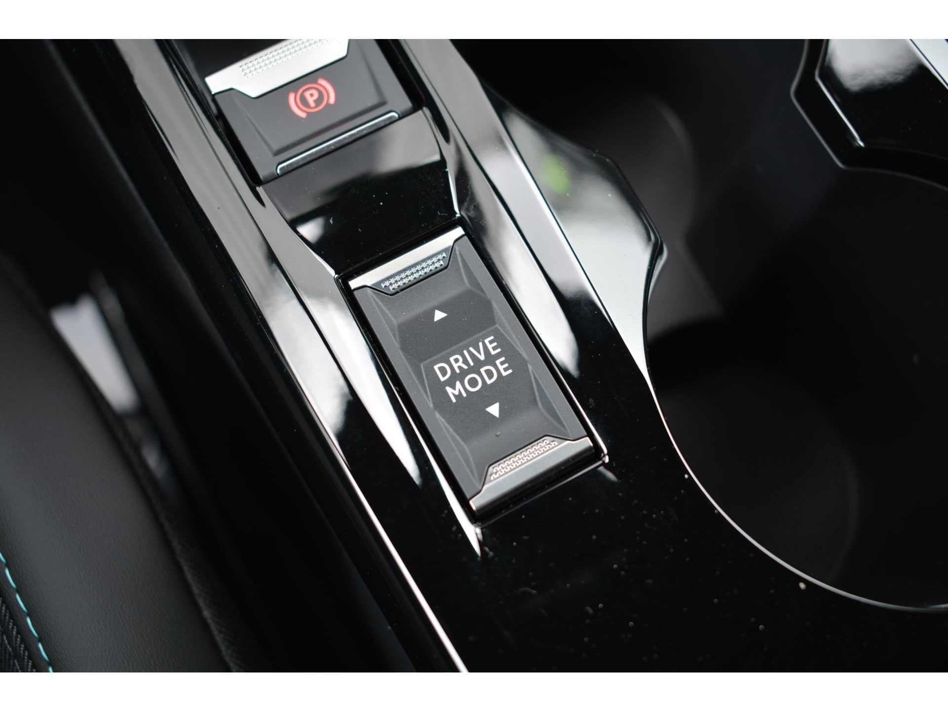 Peugeot e-2008 EV Allure Pack 50kWh 136pk | Navigatie | Apple Carplay/Android Auto | Bluetooth | Achteruitrijcamera