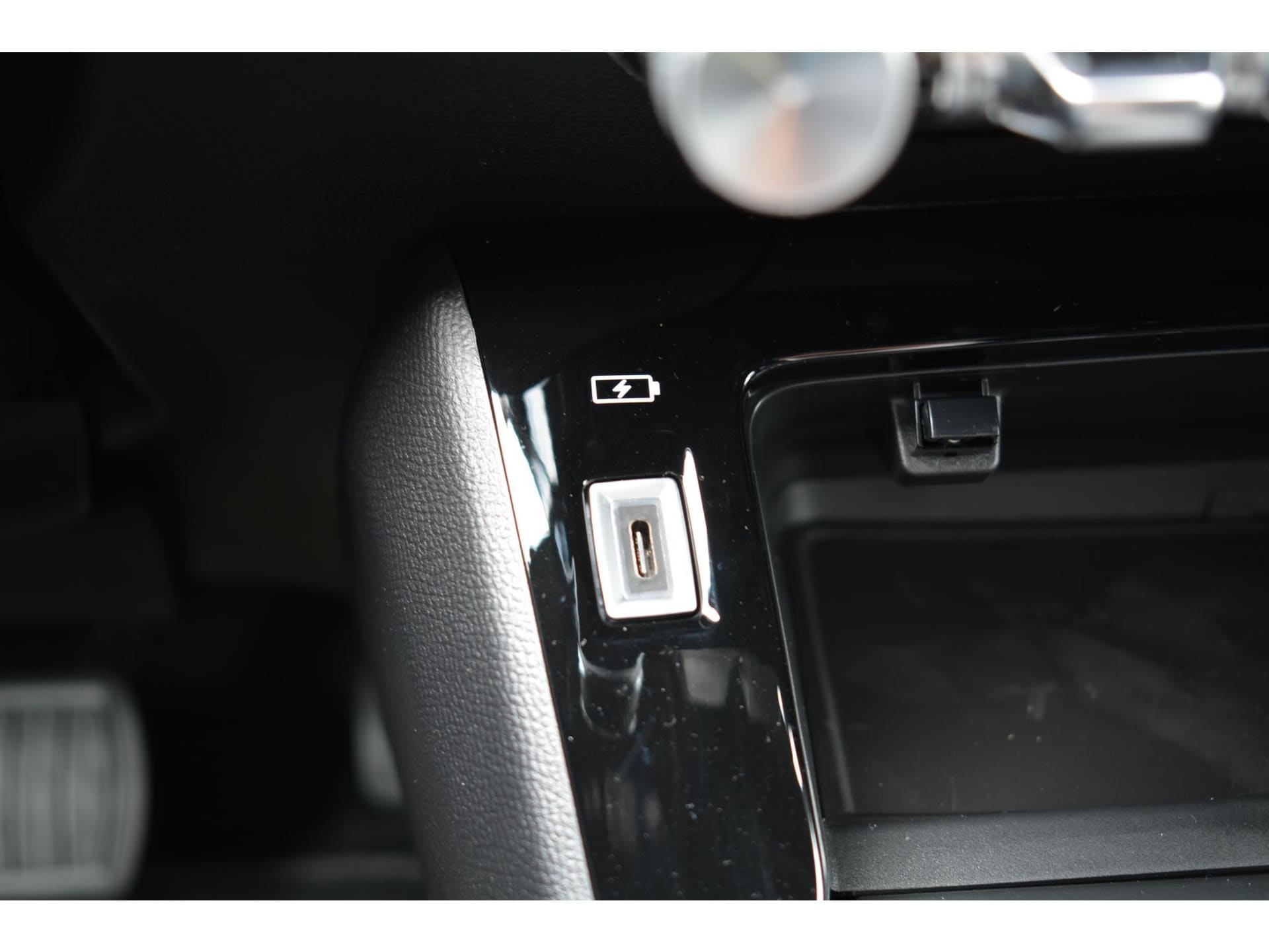 Peugeot e-2008 EV Allure Pack 50kWh 136pk | Navigatie | Apple Carplay/Android Auto | Bluetooth | Achteruitrijcamera