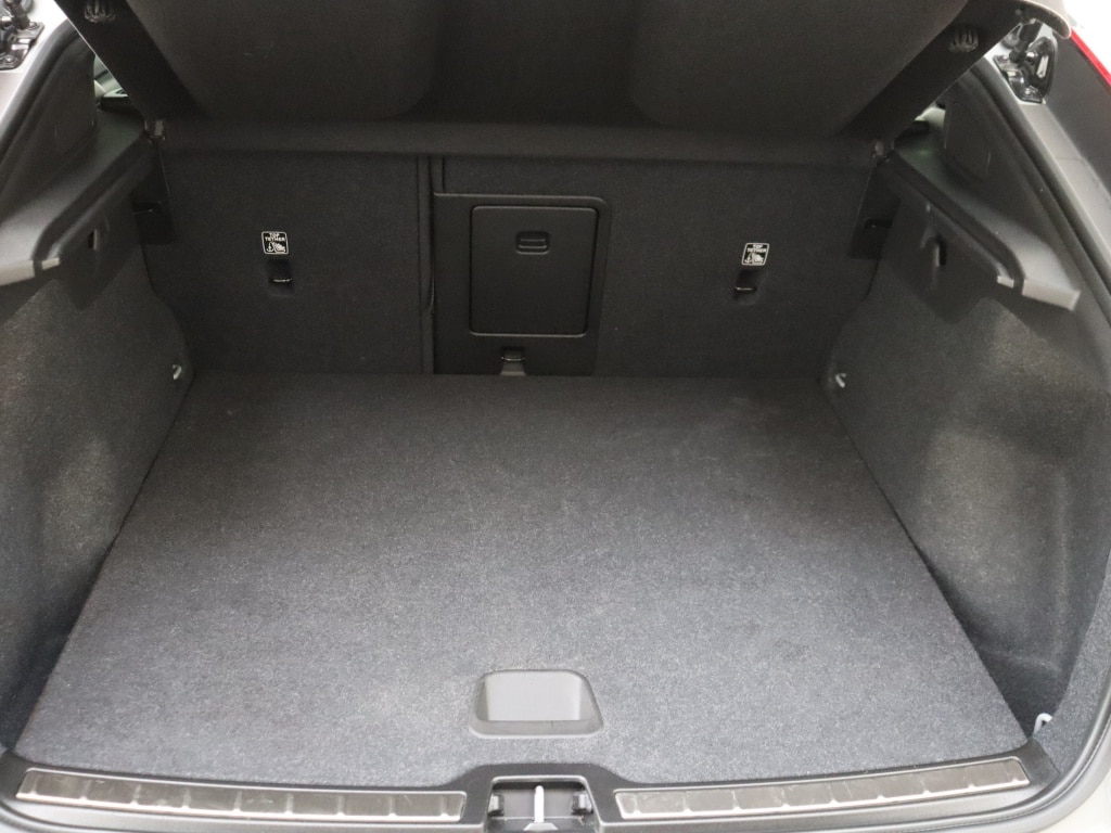 Volvo C40 Extended Core 82 kWh | Climate Pack | Getint Glas | 19″ Velgen |