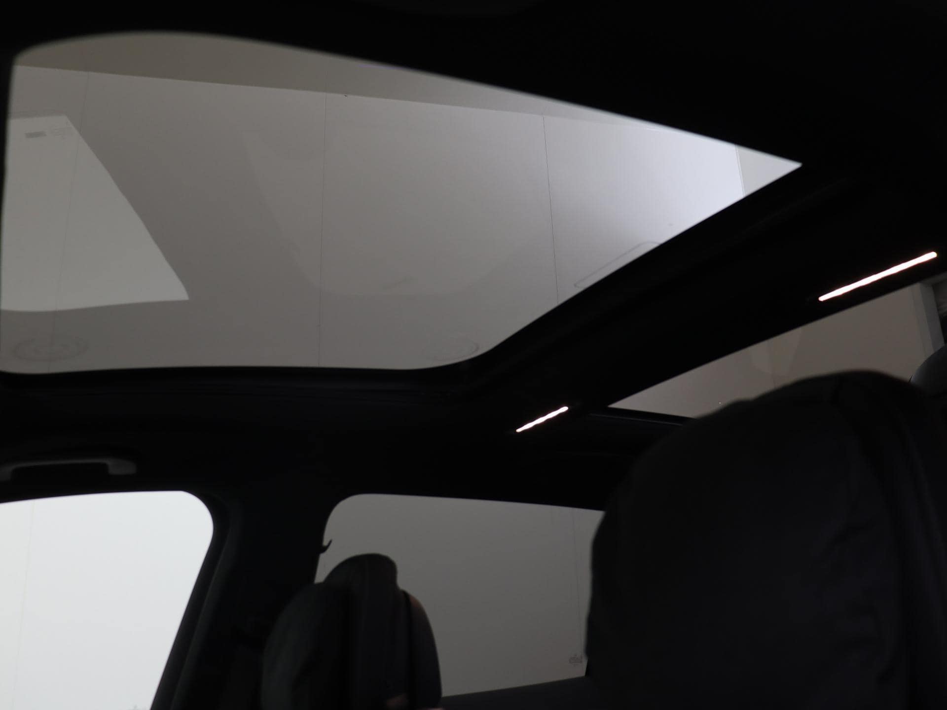 Mercedes-Benz EQS SUV 450 4MATIC AMG Line 7p 108 kWh / Stoelverwarming / Stoelverkoeling / Memory-Stoelen / Night-Pakket / Panaroma-schuifdak / 360Graden-Camera / Achteras-Besturing /