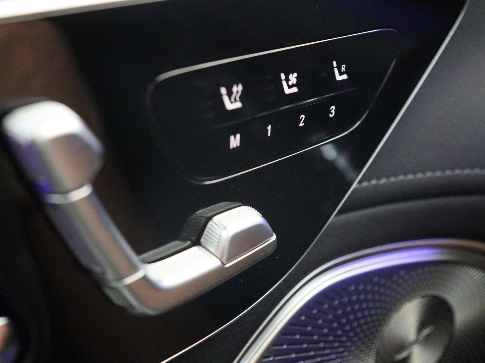 Mercedes-Benz EQS SUV 450 4MATIC AMG Line 7p 108 kWh / Stoelverwarming / Stoelverkoeling / Memory-Stoelen / Night-Pakket / Panaroma-schuifdak / 360Graden-Camera / Achteras-Besturing /