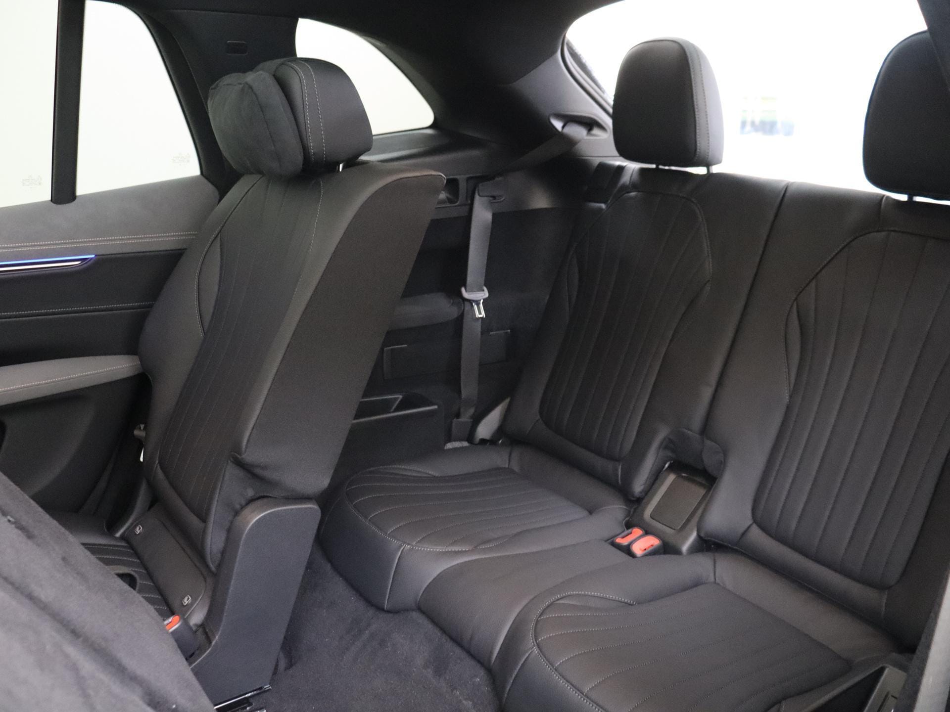 Mercedes-Benz EQS SUV 450 4MATIC AMG Line 7p 108 kWh / Stoelverwarming / Stoelverkoeling / Memory-Stoelen / Night-Pakket / Panaroma-schuifdak / 360Graden-Camera / Achteras-Besturing /