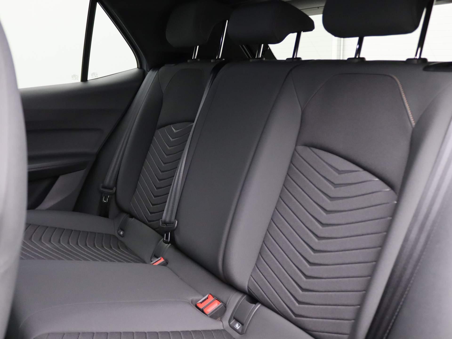 Cupra Born Business 62 kWh 204PK Warmtepomp, panoramadak, head-up display, achteruitrijcamera, keyless entry, 19″ LM velgen