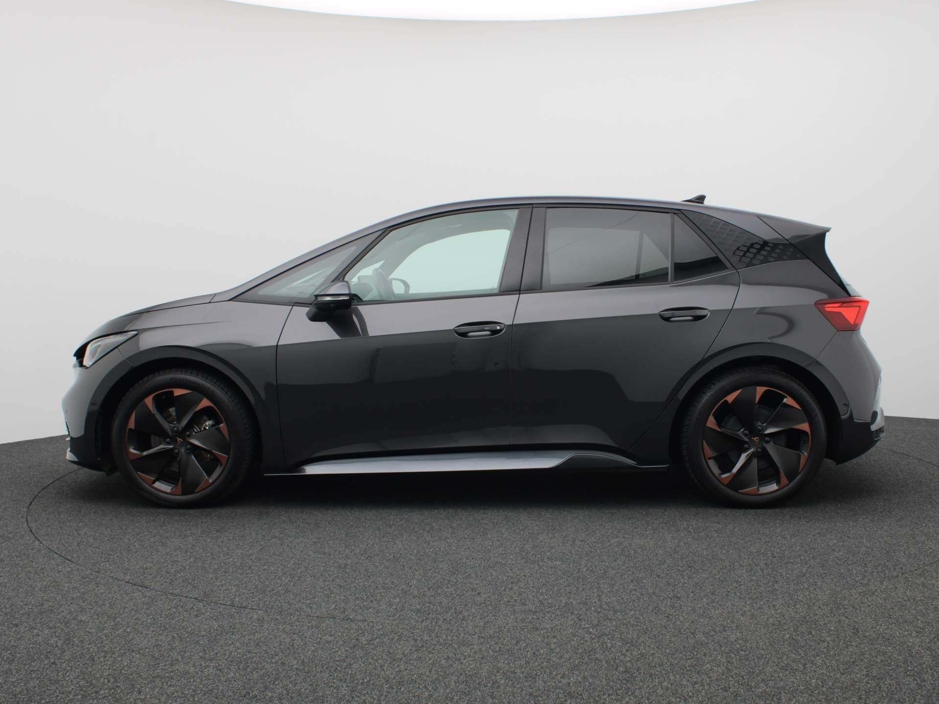 Cupra Born Business 62 kWh 204PK Warmtepomp, panoramadak, head-up display, achteruitrijcamera, keyless entry, 19″ LM velgen