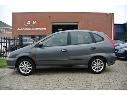 Nissan Almera Tino 0