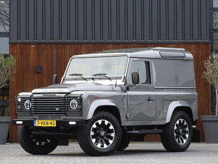 Land Rover Defender 0