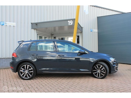 Volkswagen E-Golf 0