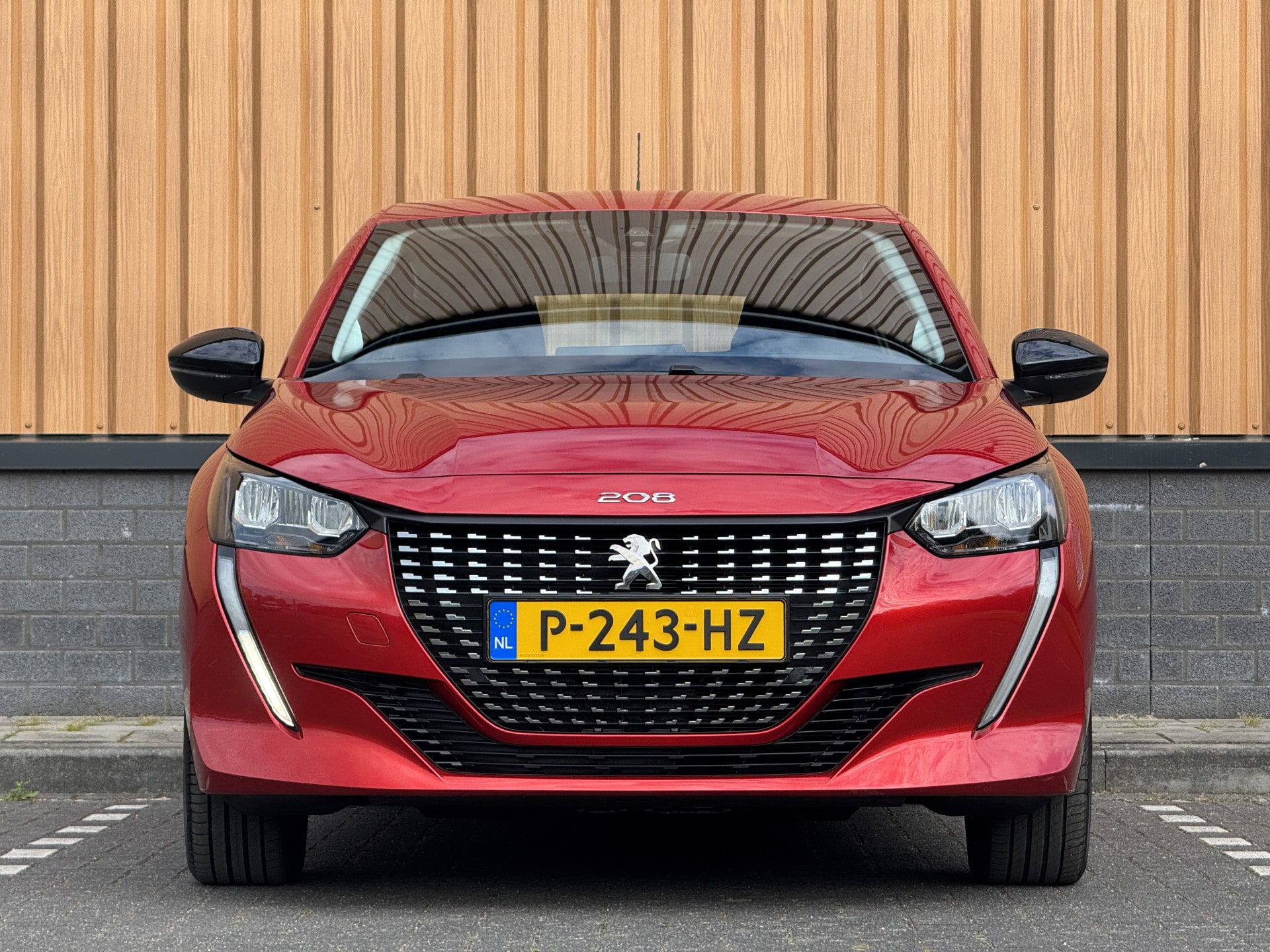 Peugeot 208 Benzine [P-243-HZ] | AutoTrack