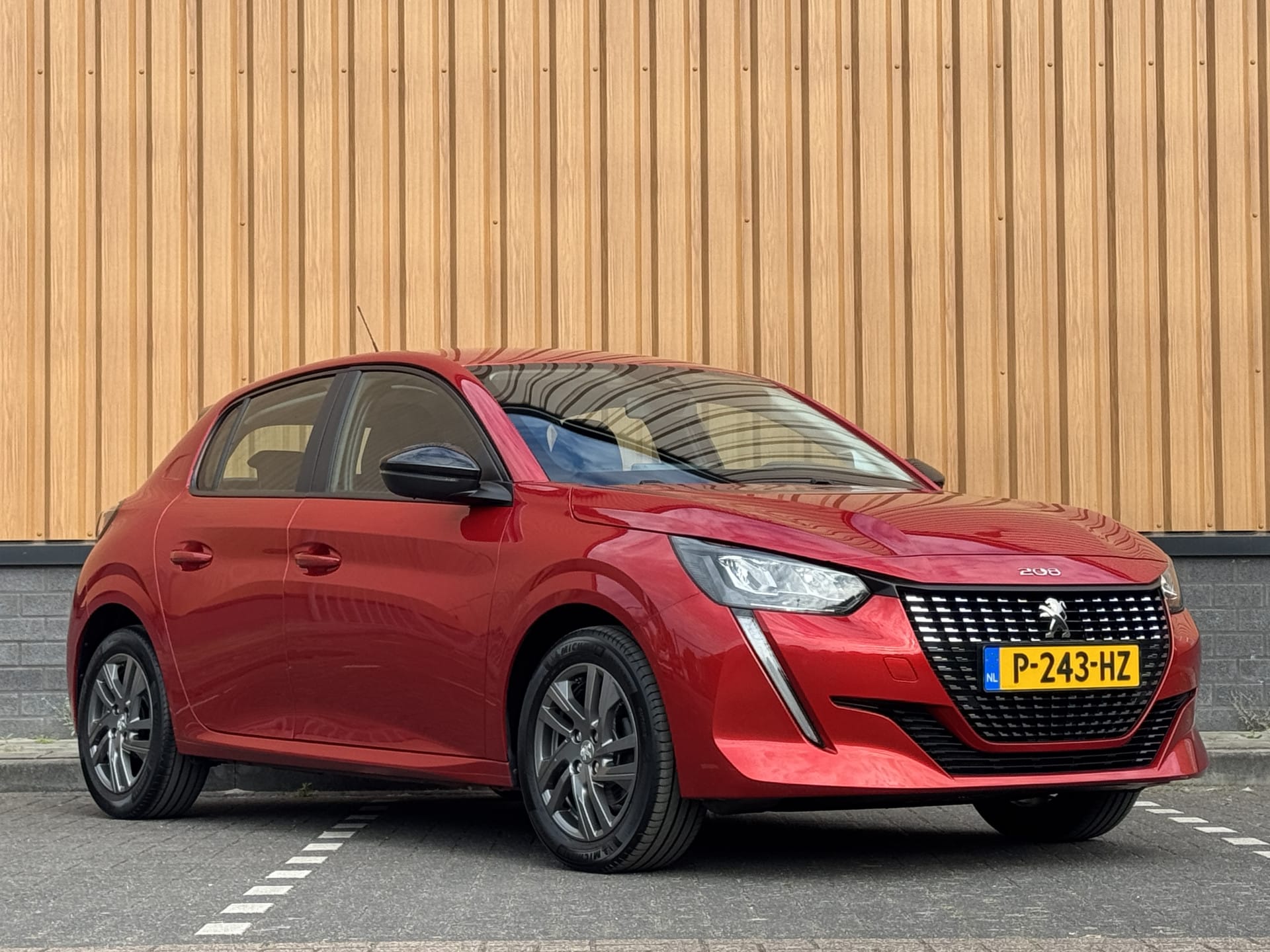 Peugeot 208 Benzine [P-243-HZ] | AutoTrack