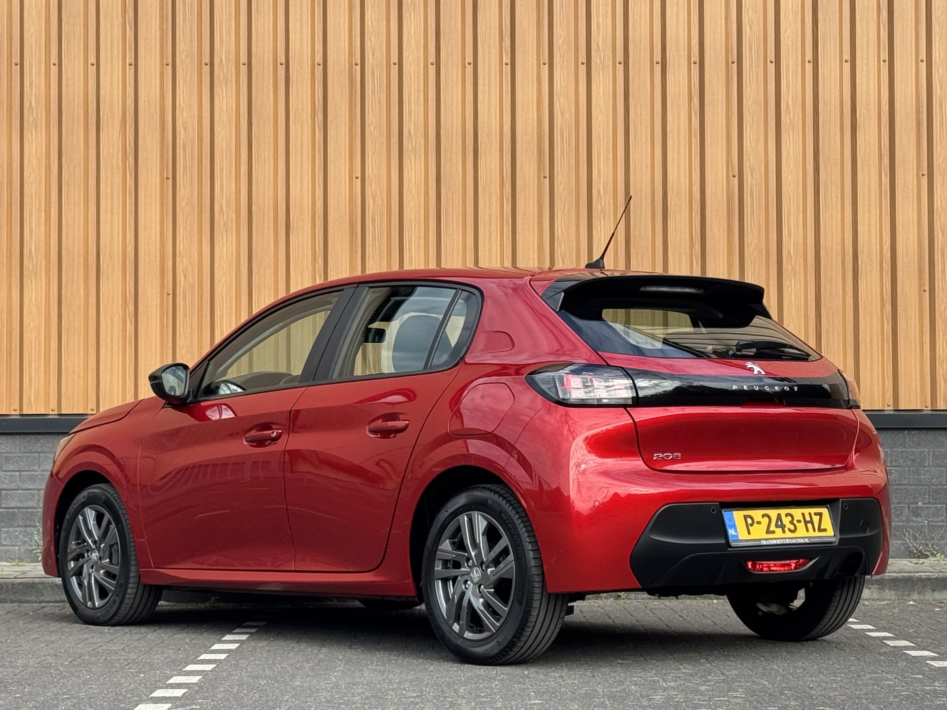 Peugeot 208 Benzine [P-243-HZ] | AutoTrack