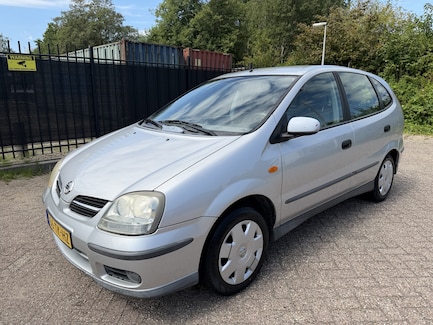 Nissan Almera Tino 0