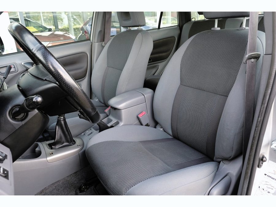 Toyota RAV4 2.0 VVT-i 150 ch 4x4 Sol • 5 portes • Clim • Différentiel autobloquant • Barres de toit