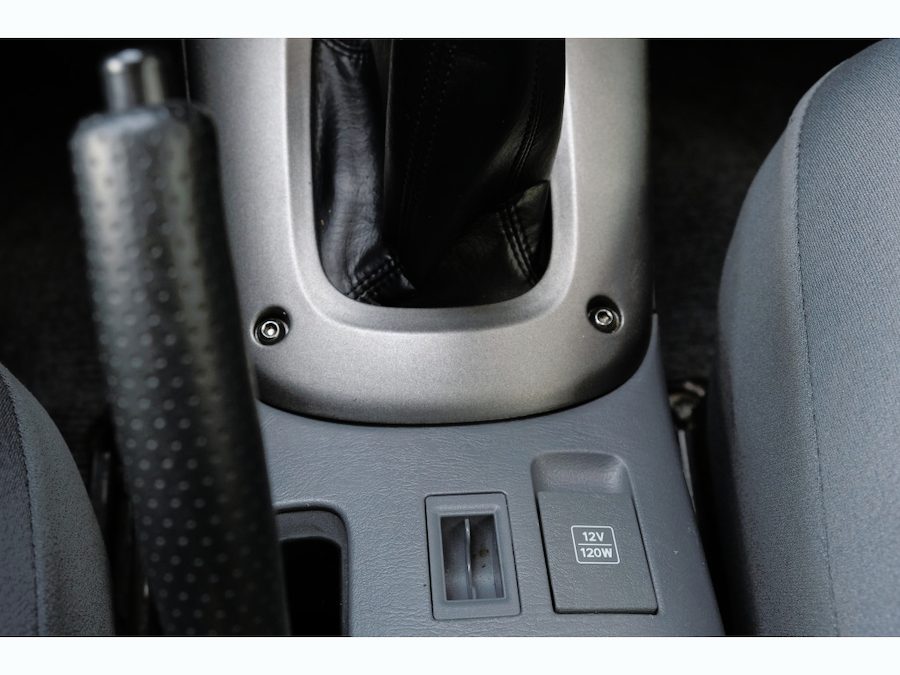 Toyota RAV4 2.0 VVT-i 150 ch 4x4 Sol • 5 portes • Clim • Différentiel autobloquant • Barres de toit