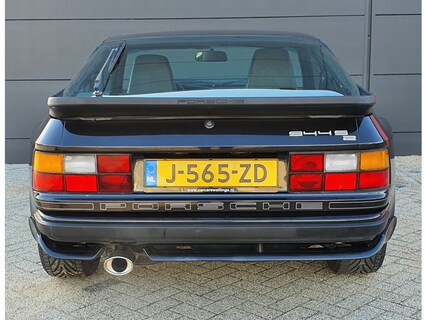 Porsche-944