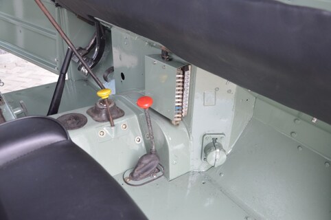 Land Rover-109