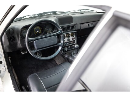 Porsche-944