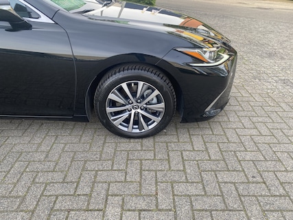 Lexus-ES