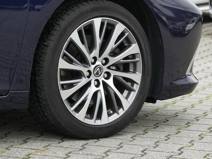 Lexus-ES