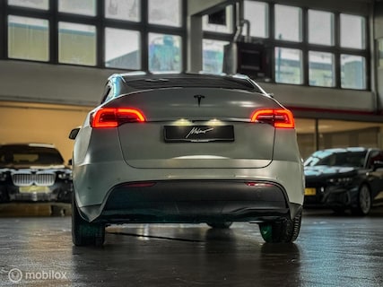 Tesla-Model Y