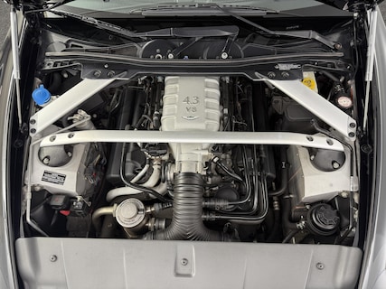 Aston Martin-V8 Vantage