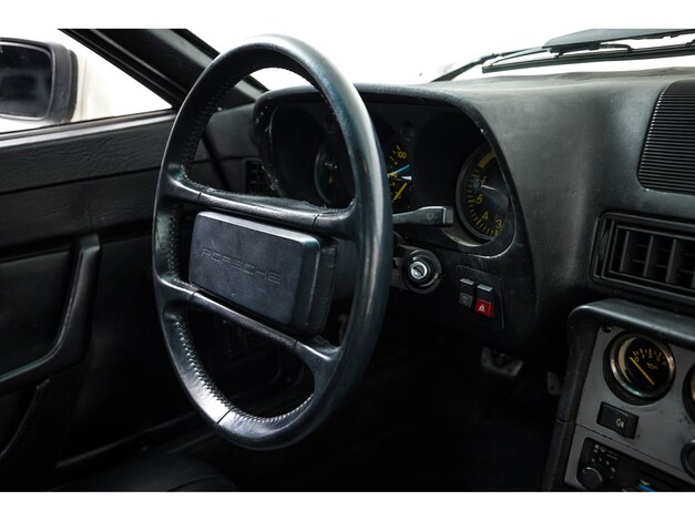 Porsche-944