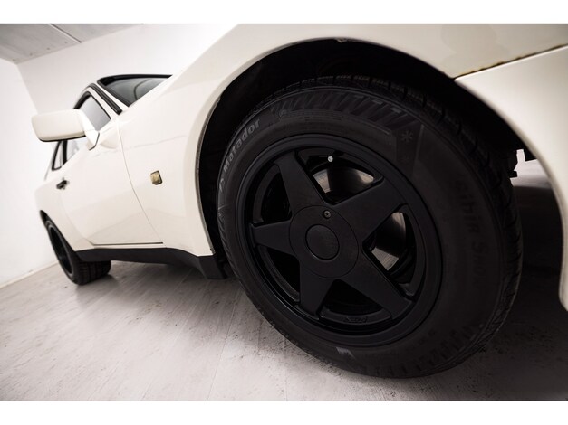Porsche-944