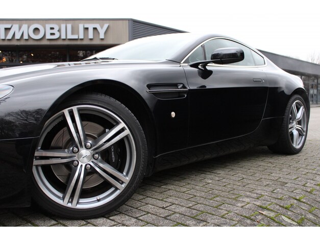 Aston Martin-V8 Vantage