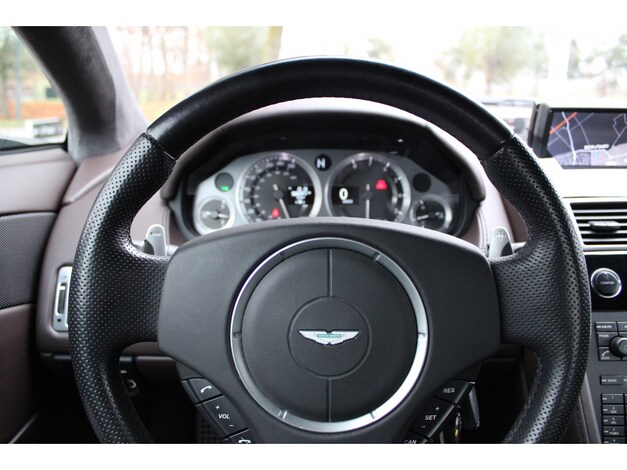 Aston Martin-V8 Vantage
