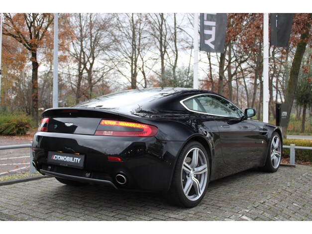 Aston Martin-V8 Vantage