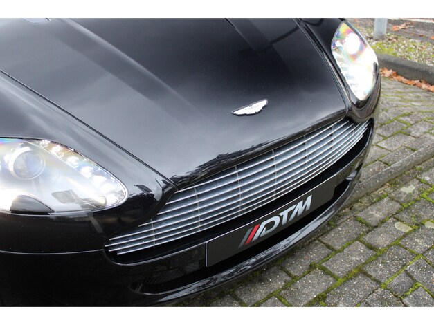 Aston Martin-V8 Vantage