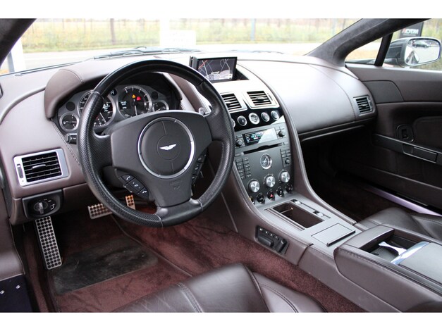 Aston Martin-V8 Vantage